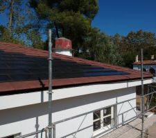 Tuiles Planum de La Escandella en coloris rouge rustique avec en partie sud installation de tuiles photovoltaiques Planum parfaitement intégrées à la toiture