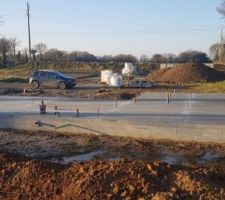 Dalle faite ! hourdis polystyrène sous la partie habitation, hourdis béton sur la partie double garage. travail impeccable