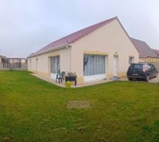 Voilà notre chez nous avec sa clôture, manque plus que les finitions