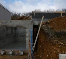 Sur cette photo on voit bien que le garage est attenant à la maison, c'est le rajout que l'urbanisme m'a demandé, car il ne voulait pas qu'il puisse y avoir un espace entre le garage et la maison