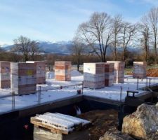 La dalle sous la neige! 
Livraison des blocs pour commencer à monter les murs.