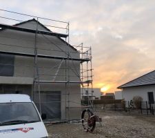 Levé de soleil, motivation et préparation avant une journée de carottage