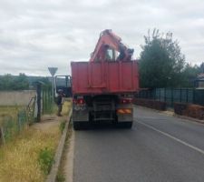 Le terrassier arrive sur le terrain