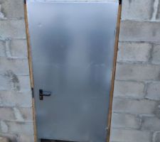 Porte acier galvanisée découpée et posée avec mon père.
il restera les finitions sur les cotés.
pour le bas, il y aura la dalle en béton qui viendra au ras de la porte.
