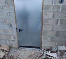 Porte acier galvanisée découpée et posée avec mon père.
il restera les finitions sur les cotés.
pour le bas, il y aura la dalle en béton qui viendra au ras de la porte.