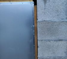Porte acier galvanisée découpée et posée avec mon père.
il restera les finitions sur les cotés.
pour le bas, il y aura la dalle en béton qui viendra au ras de la porte.