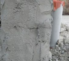 Pied de raidisseur repris au mortier supposé être un mortier de réparation...la fissuration trahit l'utilisation d'un mortier traditionnel.