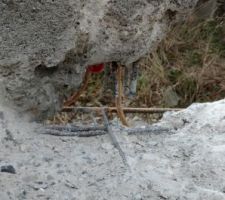 Raidisseur mis à jour dans le cadre des travaux réparatoires - Malfaçon grave : le raidisseur n'est pas liaisonné avec le chainage de la dalle basse - Non respect des règles de l'art, non respect des plans d'études parasismiques.