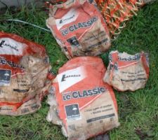 Sacs de ciment "le classic" présents sur palette en début des travaux réparatoires et retrouvés vides quelques jours plus tard. Ces sacs n'avaient rien à faire sur le chantier. C'est 10 fois moins cher que le mortier de réparation sauf quand on se fait attraper :-)!
