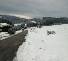 La neige a recouvert mon terrain. Cela me donne un aperçu de mon futur environnement en période hivernale (pneus neige obligatoires).