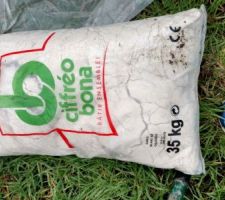 Sacs de sable livrés sur le chantier en début des travaux réparatoires. Ils n'avaient rien à faire là. Le mortier de réparation devant être utilisé se gâche uniquement avec de l'eau...