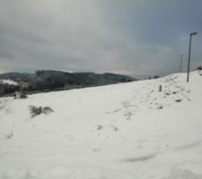 Parcelle enneig&eacute;e sous un ciel couvert. Je sais &agrave; pr&eacute;sent qu'il est possible de faire des bonhommes de neige, des rackettes et du ski &agrave; Ranchal.