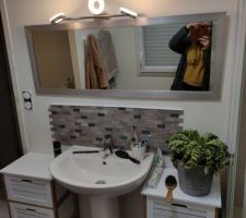 La salle de bain : crédence posée par nos soins. On reverra un jour pour un meuble vasque. J'ai trouvé ces deux petits meubles en attendant.