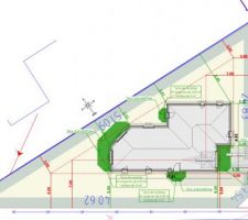 Implantation de la maison dans le terrain.
La forme de la maison vient de la forme du terrain et de ses limites aedificandi. On aurait souhaité avoir la porte d'entrée face à la voie nouvelle, mais impossible. On créera un petit chemin. La piscine ira en bas à gauche.
Le trait bleu en haut à droite représente la maison des voisins déjà en place, donc pas trop de vis à vis à prévoir.