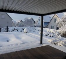 15/01/21 tant de neige... sur de notre jardin, on distingue à peine la bache de la piscine...