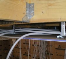 Il y a comme un espèce de vide sanitaire entre le plafond du bas, et le planché du haut