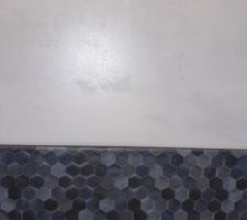 Faïence toilettes: petits hexagones mozaïque tons bleu/gris pour le tablier des WC suspendus et blanc effet irisé pour le reste des murs (mi-hauteur)