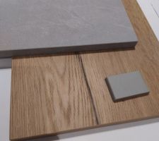 Plan de travail et facade cuisine avec &eacute;vier gris clair.