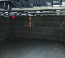Des serres-joint de maçon traverse les parpaing pour coffrer l'accès garage