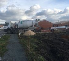 Camion b&eacute;ton avec tapis extensible pour coul&eacute;e