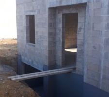 Pose de l'enduit hydrofuge &agrave; l'avant