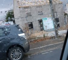 Charpente posée. Mon mari qui bosse pas très loin a pris la photo de la voiture