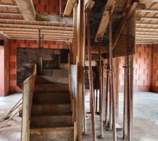 L'escalier béton du RDC