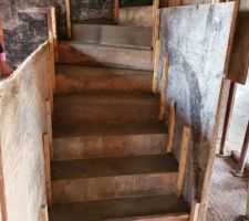 L'escalier béton du RDC