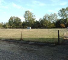 Un grand terrain disponible et tout constructible qui accueilleras sans doute un jour une autre construction