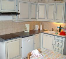 Première cuisine installée rapidement avant l'emménagement. Cuisine Brico dépôt qui a fait son temps.