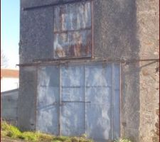 Côté rue, on entre par le garage, qui se situe au niveau 2