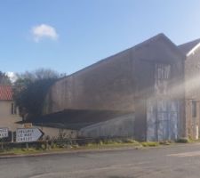 Le petit garage sur la gauche est à un voisin, et la partie droite du bâtiment également, c'est un hangar pour camping car.  Reste la partie centrale, 200m2, c'est bien suffisant