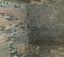 Petit pele mêle des photos de l'intérieur, des murs en pierre et de la charpente. Dur de s'y retrouver quand on ne connait pas l'endroit.