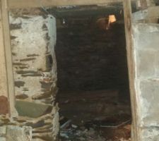 Petit pele mêle des photos de l'intérieur, des murs en pierre et de la charpente. Dur de s'y retrouver quand on ne connait pas l'endroit.