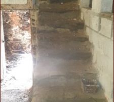 Petit pele mêle des photos de l'intérieur, des murs en pierre et de la charpente. Dur de s'y retrouver quand on ne connait pas l'endroit.