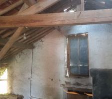 Petit pele mêle des photos de l'intérieur, des murs en pierre et de la charpente. Dur de s'y retrouver quand on ne connait pas l'endroit.