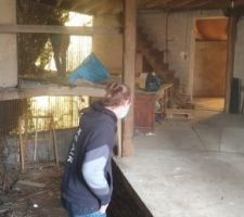 Petit pele mêle des photos de l'intérieur, des murs en pierre et de la charpente. Dur de s'y retrouver quand on ne connait pas l'endroit.