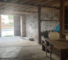 Petit pele mêle des photos de l'intérieur, des murs en pierre et de la charpente. Dur de s'y retrouver quand on ne connait pas l'endroit.