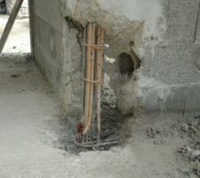 Pied de raidisseur dégarni en vue du coulage d'un mortier de réparation.