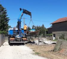 Livraison des fourreaux, tubes PEHD, géotextiles, polyane et aciers pour le garage. J'ai bavé sur sa grue qui peut porter 2T à 12m de distance du camion, elle me servirait bien durant le chantier !