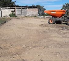 L'arrière de la maison est décapée. On voit désormais bien la partie délimitée du terrain qui sera dédiée aux voitures. Le dumper est placé là où sera le débord de l'étage et la porte d'entrée.