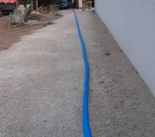 On retire un cable tire-fil dans la gaine. Un sac en plastique attaché à la cordelette d'un côté, un aspirateur de l'autre, et c'est plié. Attention aux mains, ça déroule TRES vite.