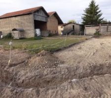 La tranchée des VRD ouverte en entier (enfin presque, il manque 5m sur la droite pour entrer sous la maison et aller au niveau de la buanderie).