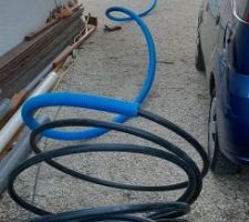 Tirage du PEHD d'adduction d'eau potable dans sa gaine.
