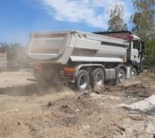 Livraison du recyclé béton qui fera la forme sous le radier du garage.