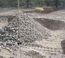 Livraison du recyclé béton qui fera la forme sous le radier du garage.
