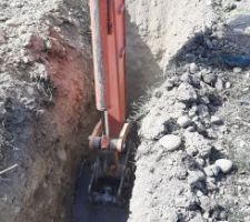 Début du creusement de la tranchée pour le puits climatique. On ne dirait pas, mais il y a 2m de profondeur ici.