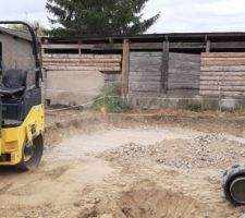 1ère couche du garage compactée. On étale le reste du recyclé béton par dessus pour faire la 2ème couche. Il y aura 40cm de recyclé béton tassé au final.