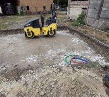 Forme sous radier du garage terminée et compactée. Les gaines arrivent au garage en empruntant une partie de la tranchée du puits climatique (mais à 1m de profondeur seulement).