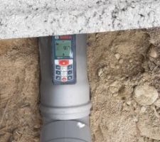 Garage : mise en place du regard pour l'évacuation des eaux usées.
La pente est de 66mm/m, nickel, presque trop. On viendra se raccorder plus tard à ce moignon d'évacuation dans le regard pour le relier à la phytoépuration.